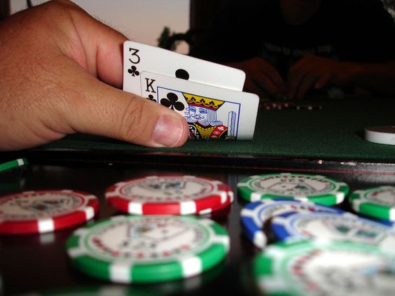How is online baccarat different from playing baccarat at land-based casinos?